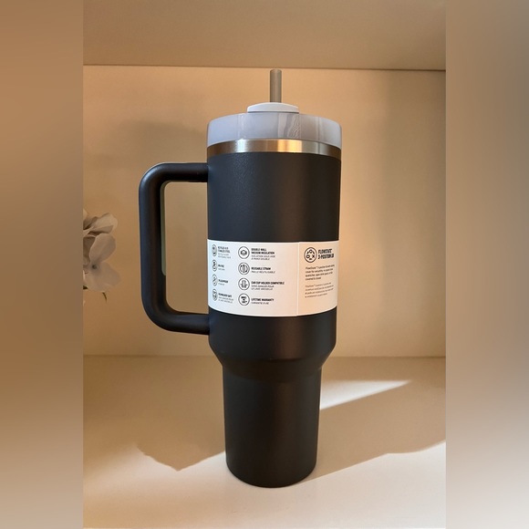 🎉LAST PIECE🎉 Stanley 40 oz. Quencher H2.0 FlowState Tumbler Charcoal - Picture 4 of 8